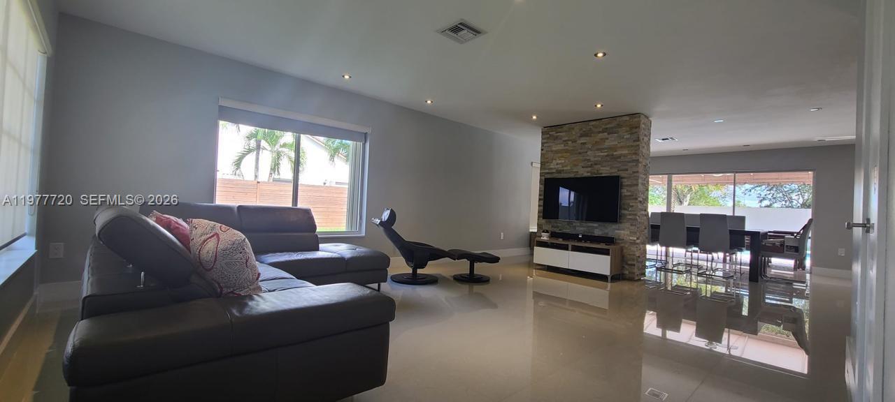 8826 NW 189th Ter Hialeah, FL 33018