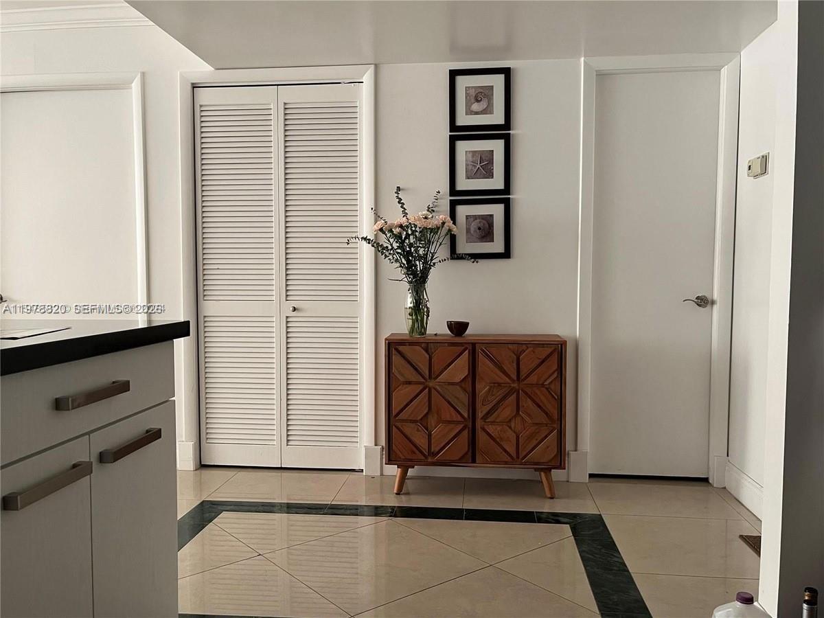 image Brickell Place I6