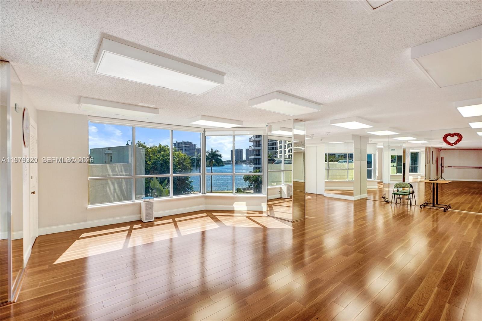 3530 Mystic Pointe Dr #415 Aventura, FL 33180