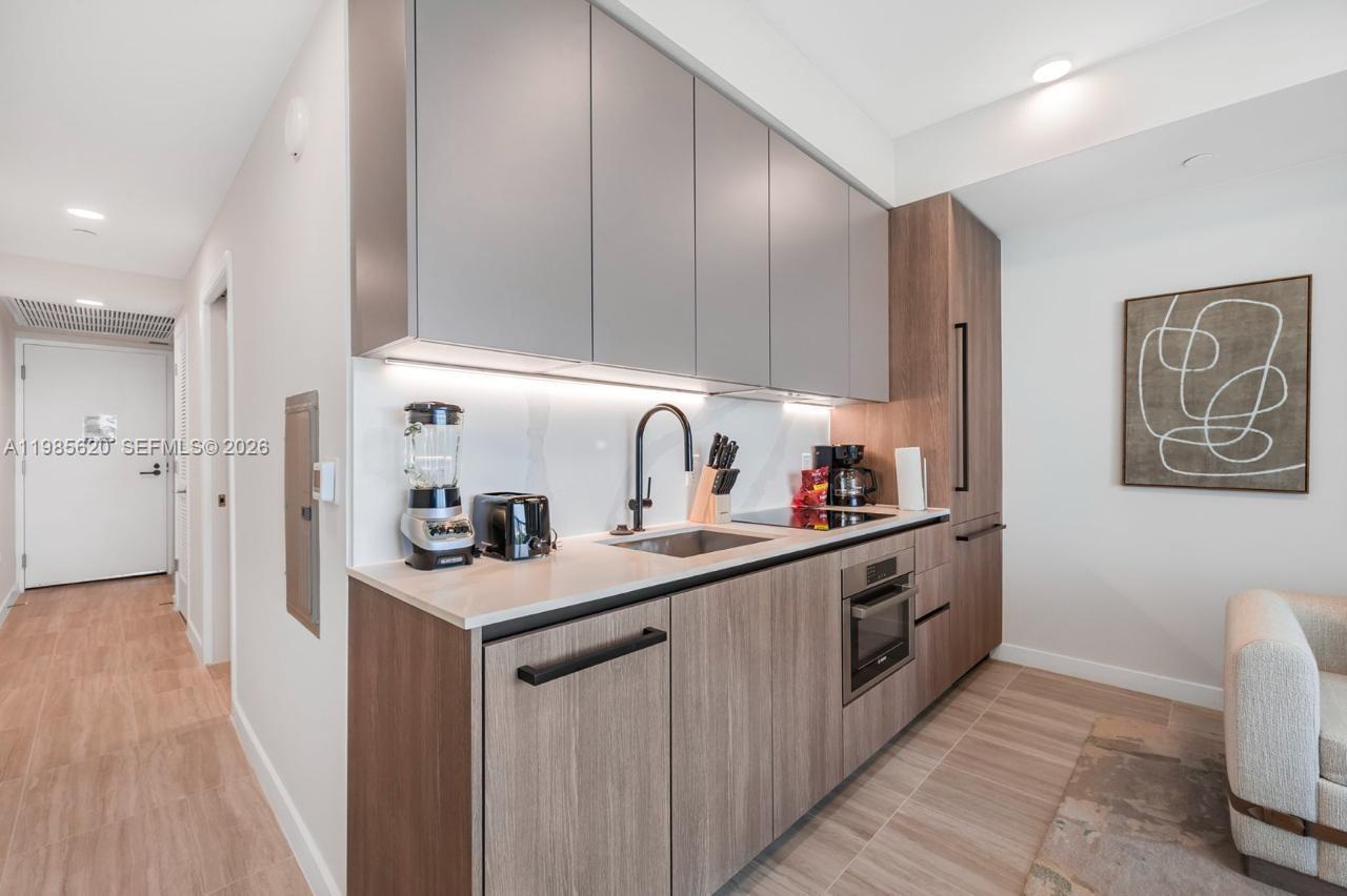 580 72nd St #613 Miami Beach, FL 33141