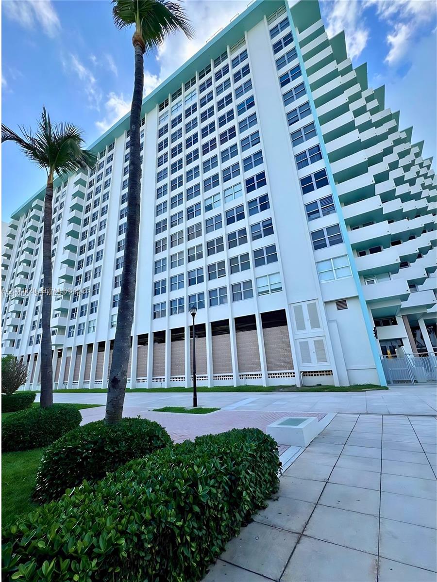 2899 Collins Ave #905