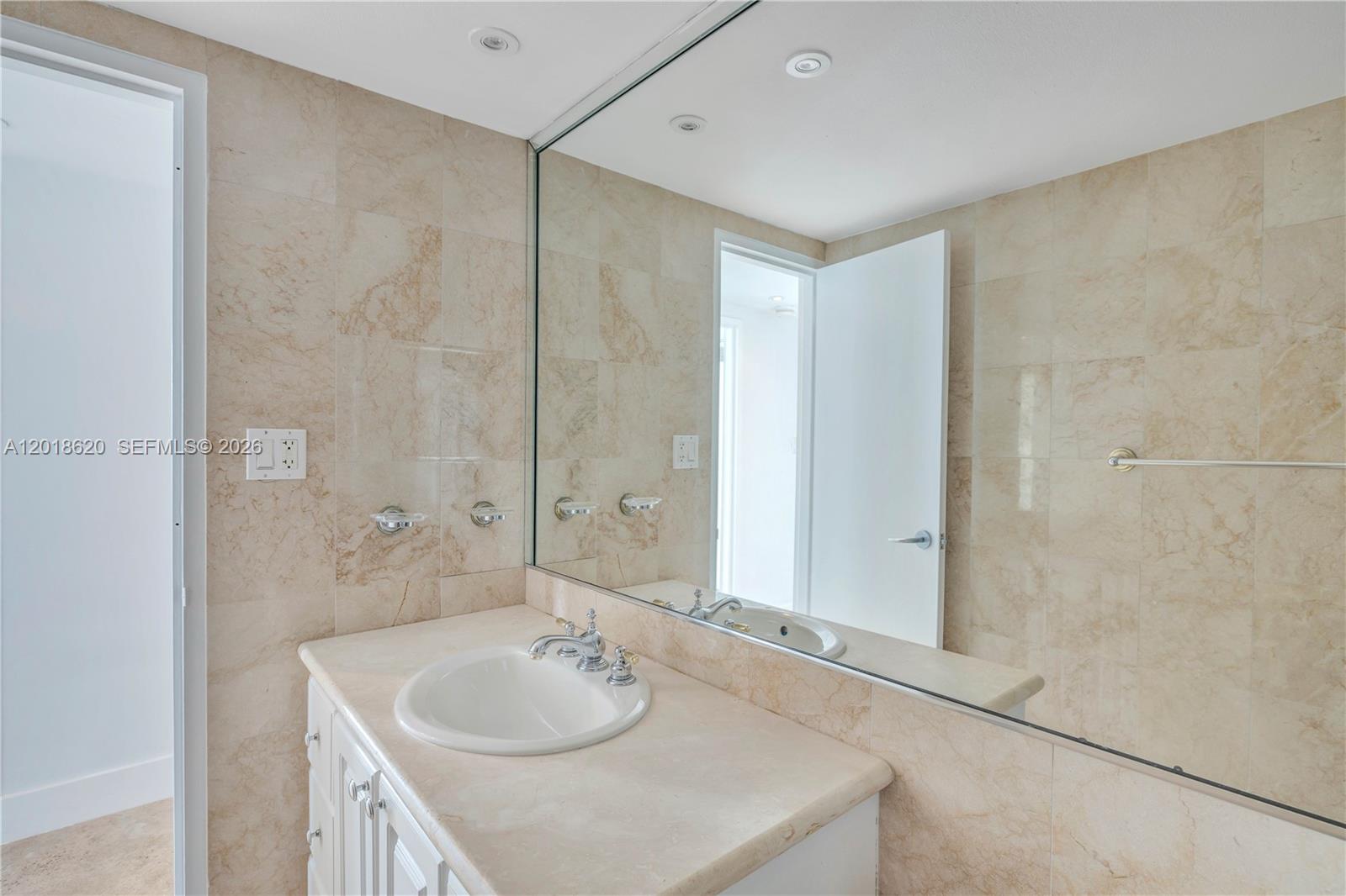 5151 Collins Ave #1627 Miami Beach, FL 33140
