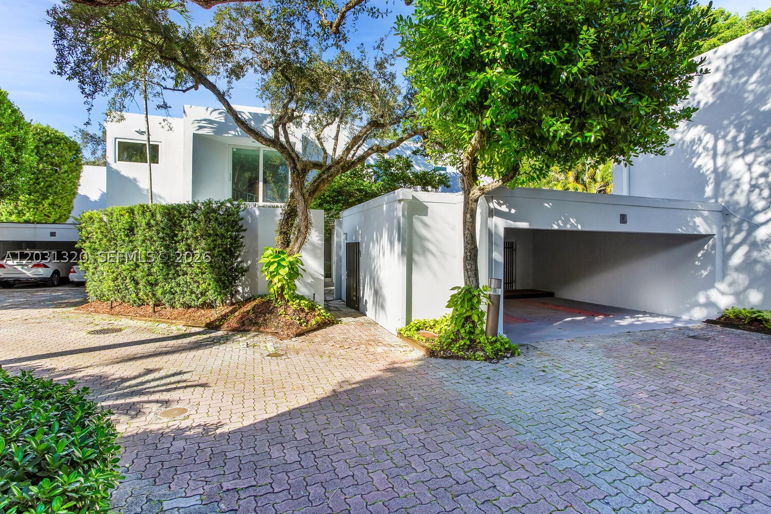 2475 S Bayshore Dr #3