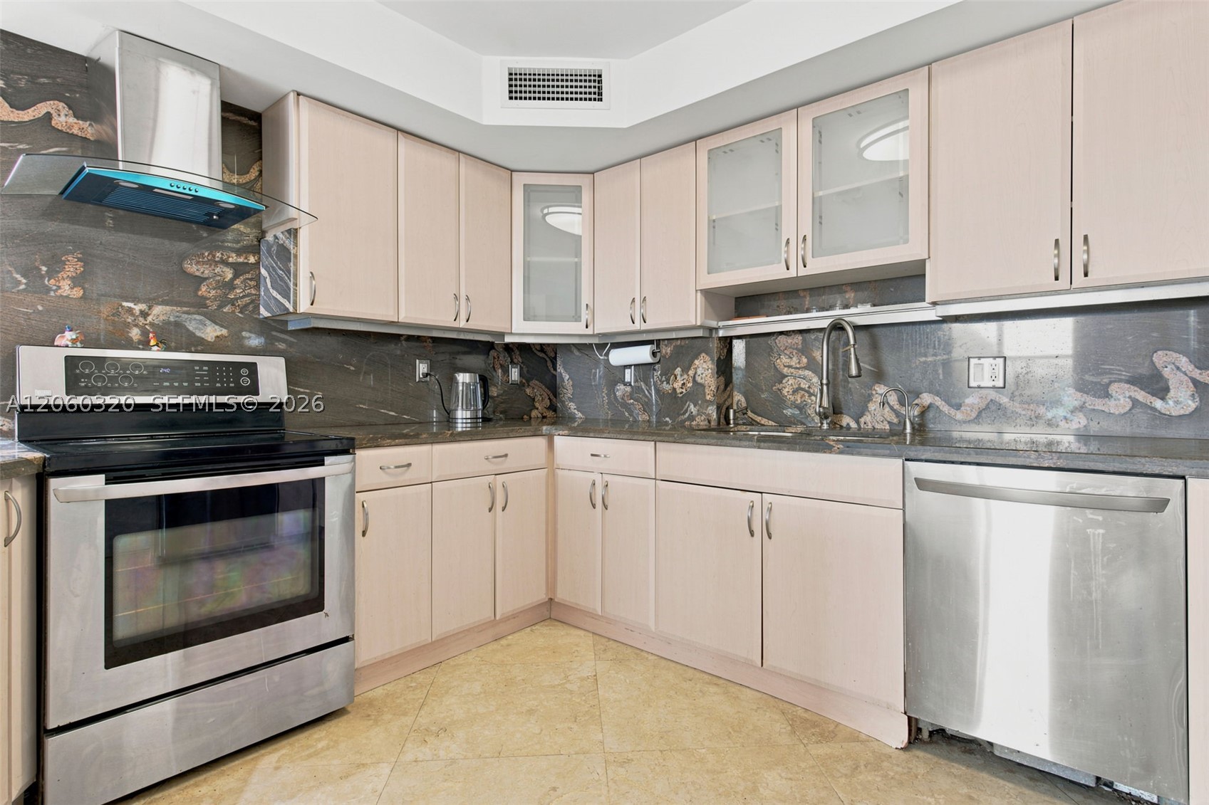 image Arlen House West8