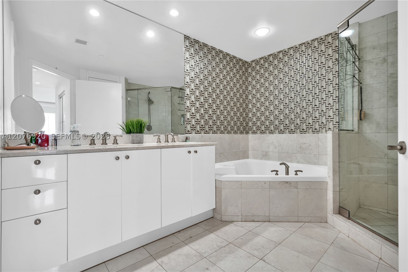 901 Brickell Key Blvd #1807 Miami, FL 33131