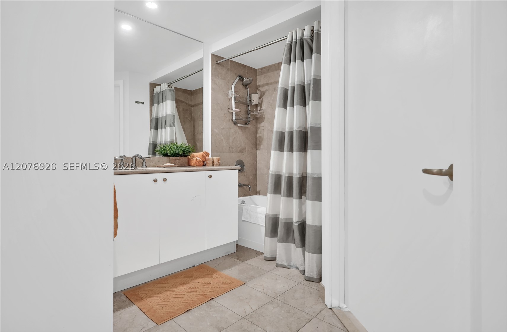 901 Brickell Key Blvd #1807 Miami, FL 33131