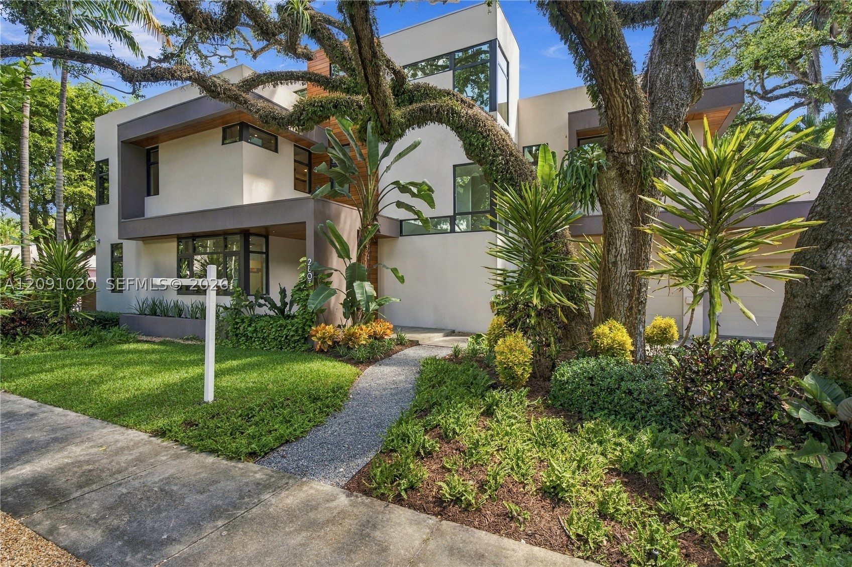 2803 Crystal Ct Miami, FL 33133