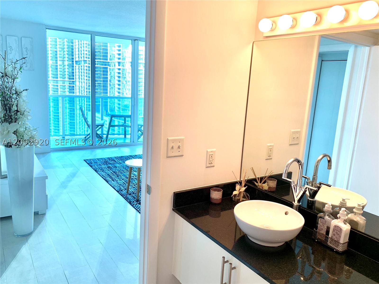 image Brickell on the River North9