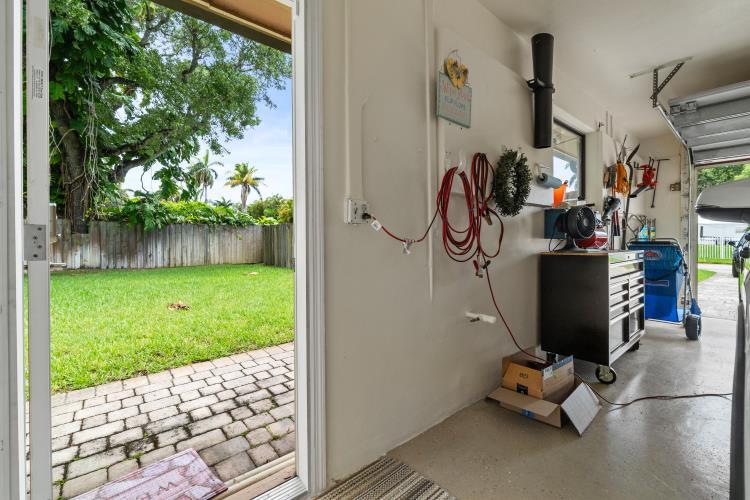 2409 SW 27th Fort Lauderdale, FL 33312