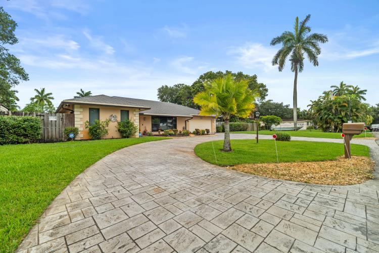 2409 SW 27th Fort Lauderdale, FL 33312