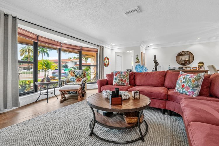 2409 SW 27th Fort Lauderdale, FL 33312