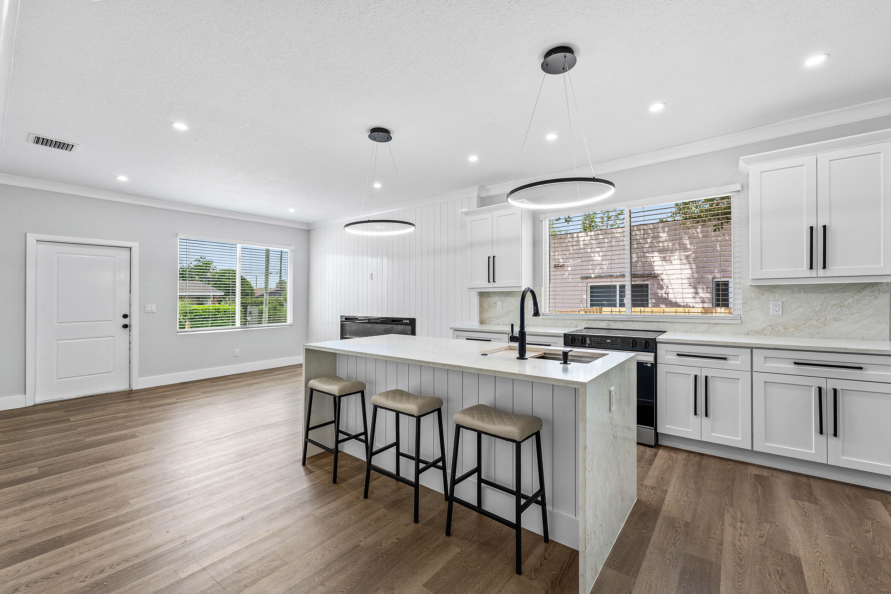 1150 W 25th St