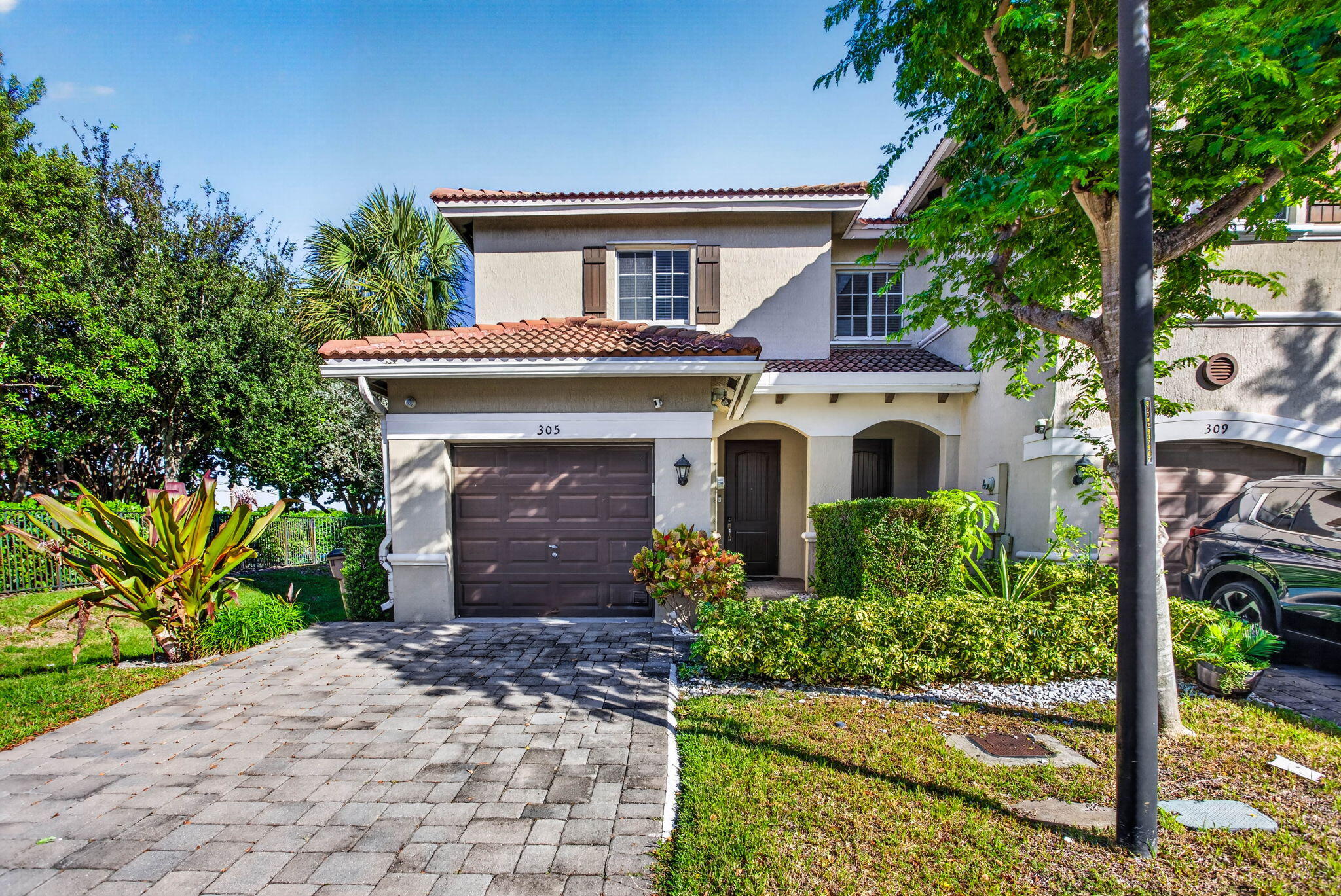 305 NE 47th Pl #305