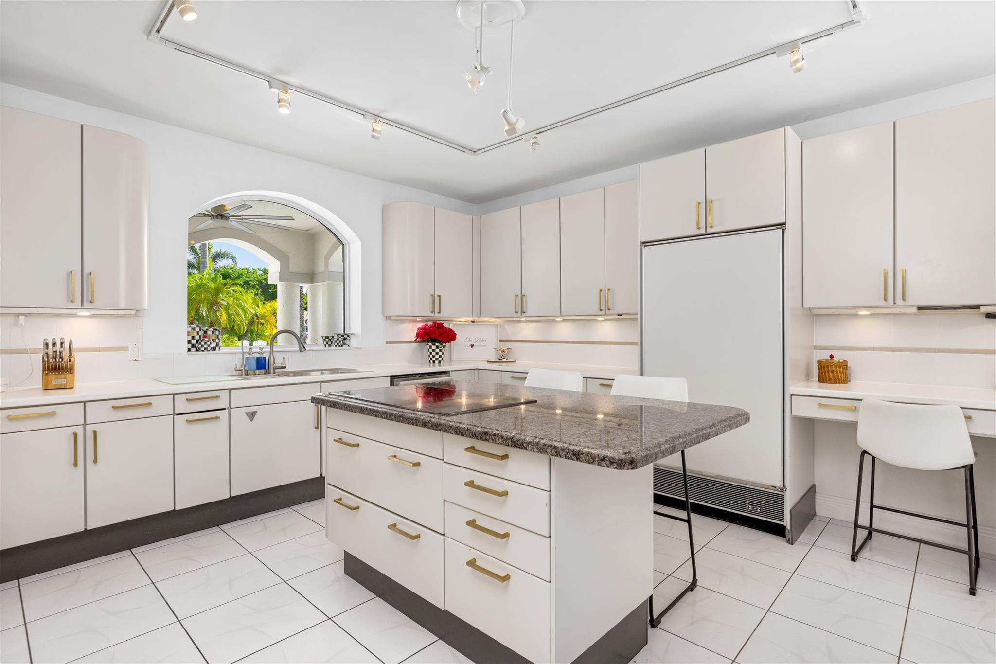 11 Bay Colony Ln Fort Lauderdale, FL 33308