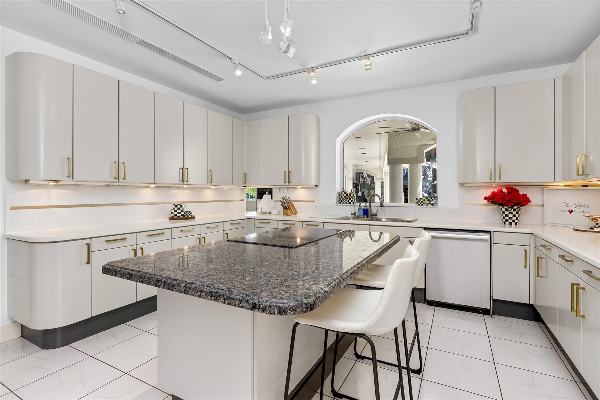 11 Bay Colony Ln Fort Lauderdale, FL 33308