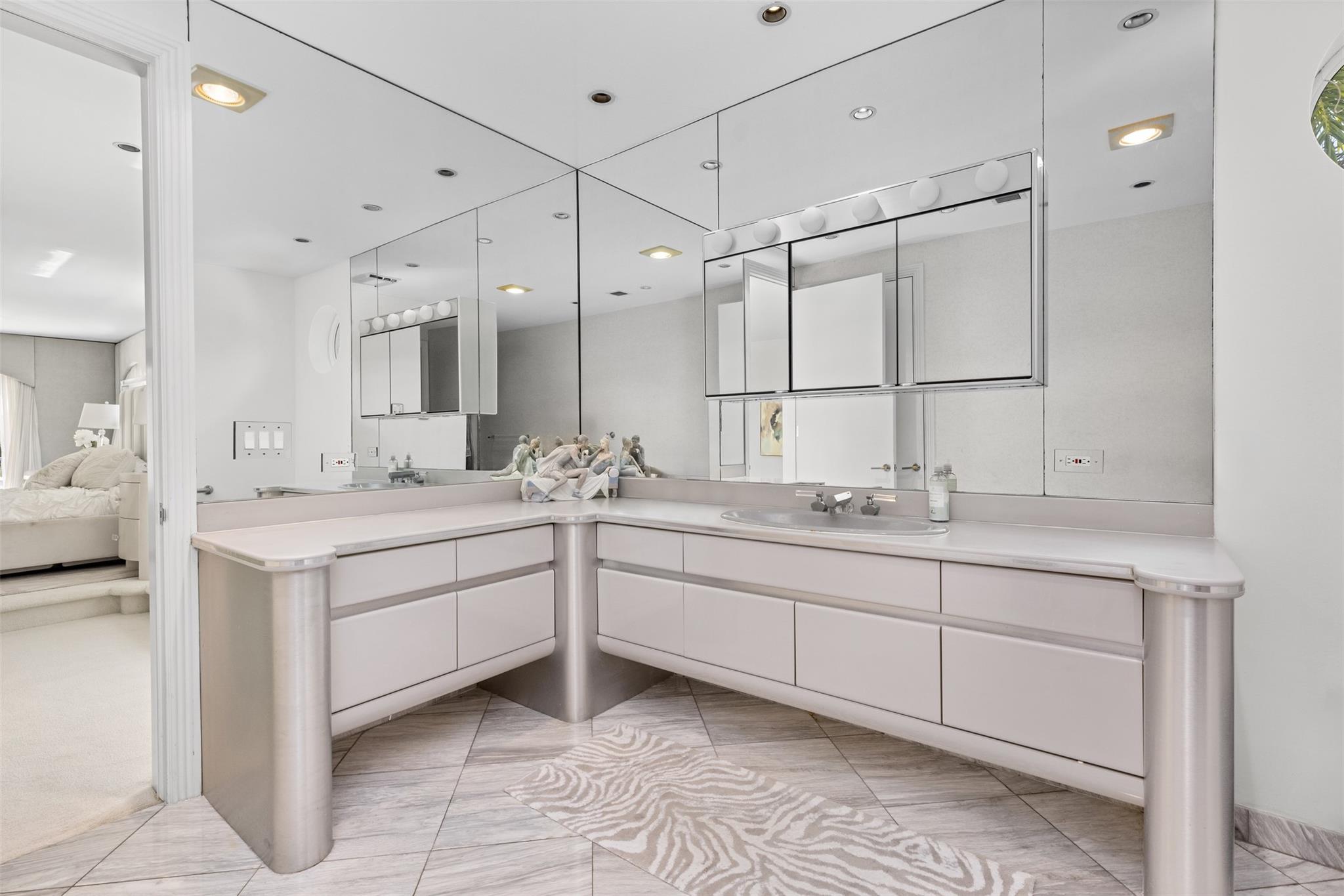 11 Bay Colony Ln Fort Lauderdale, FL 33308