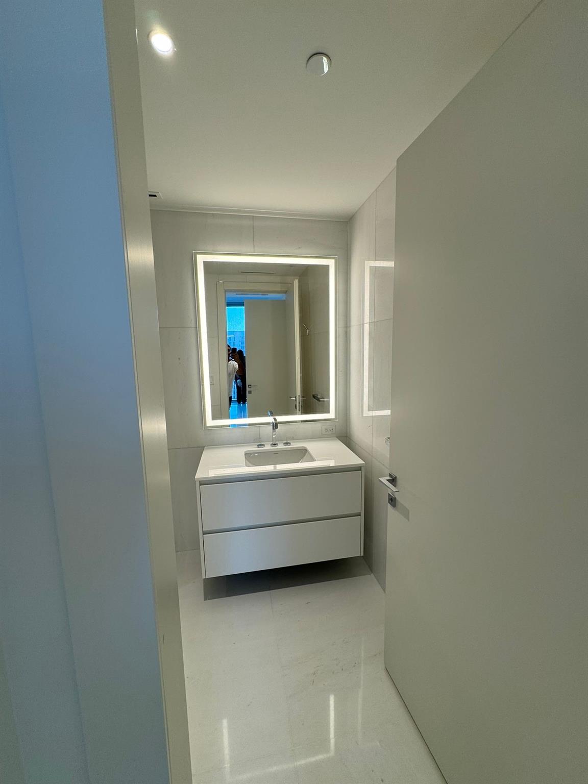 300 Biscayne Blvd Way #2508 Miami, FL 33131