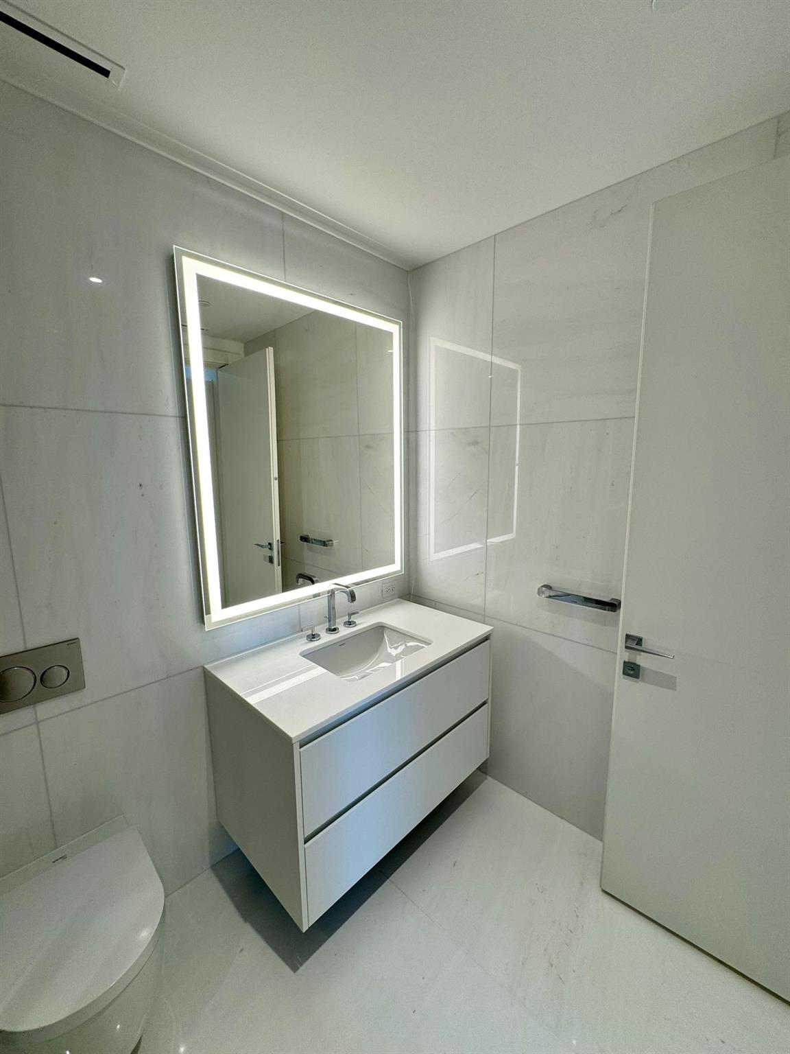 300 Biscayne Blvd Way #2508 Miami, FL 33131