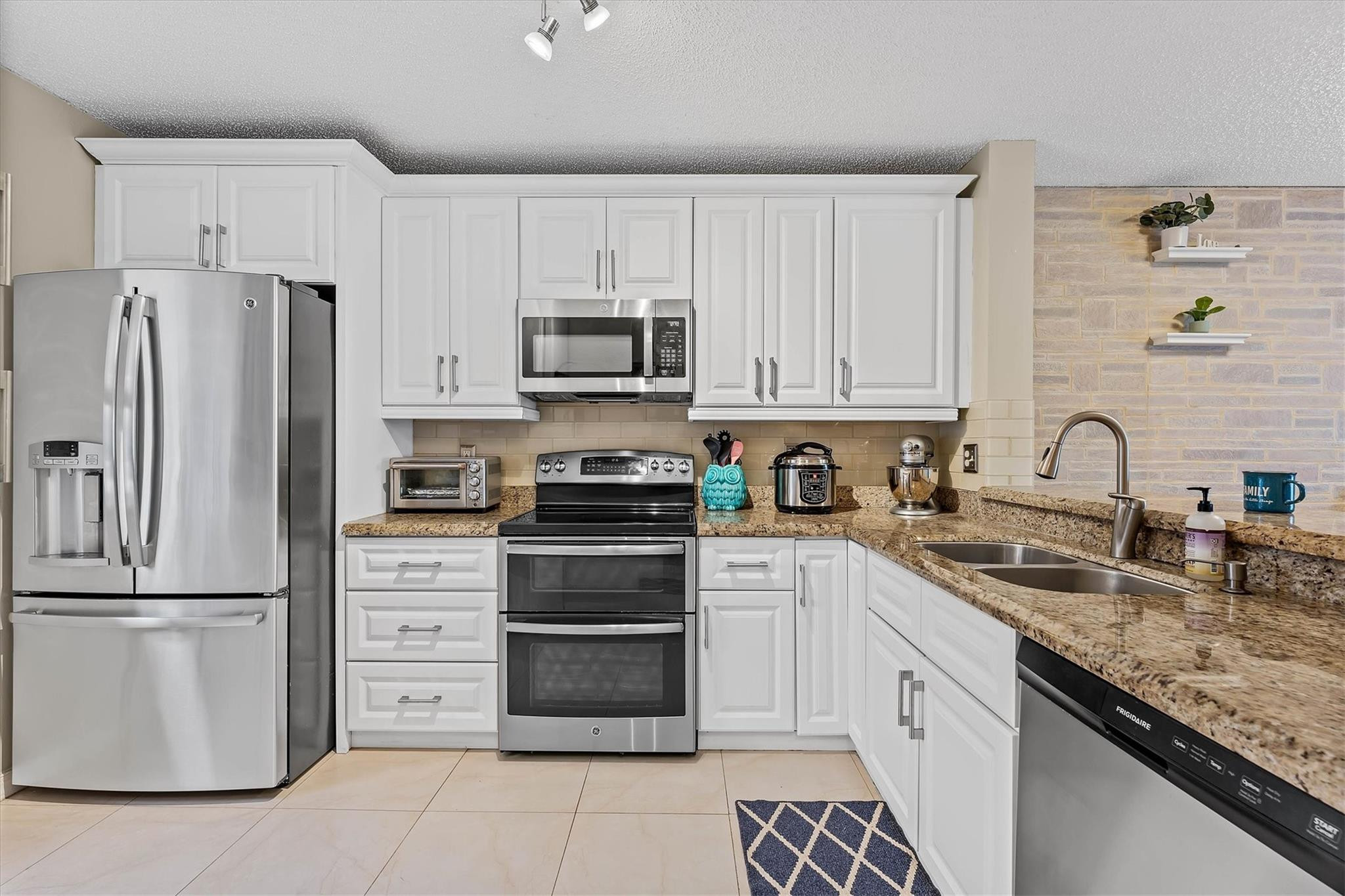 20815 NW 2nd #20815 Pembroke Pines, FL 33029