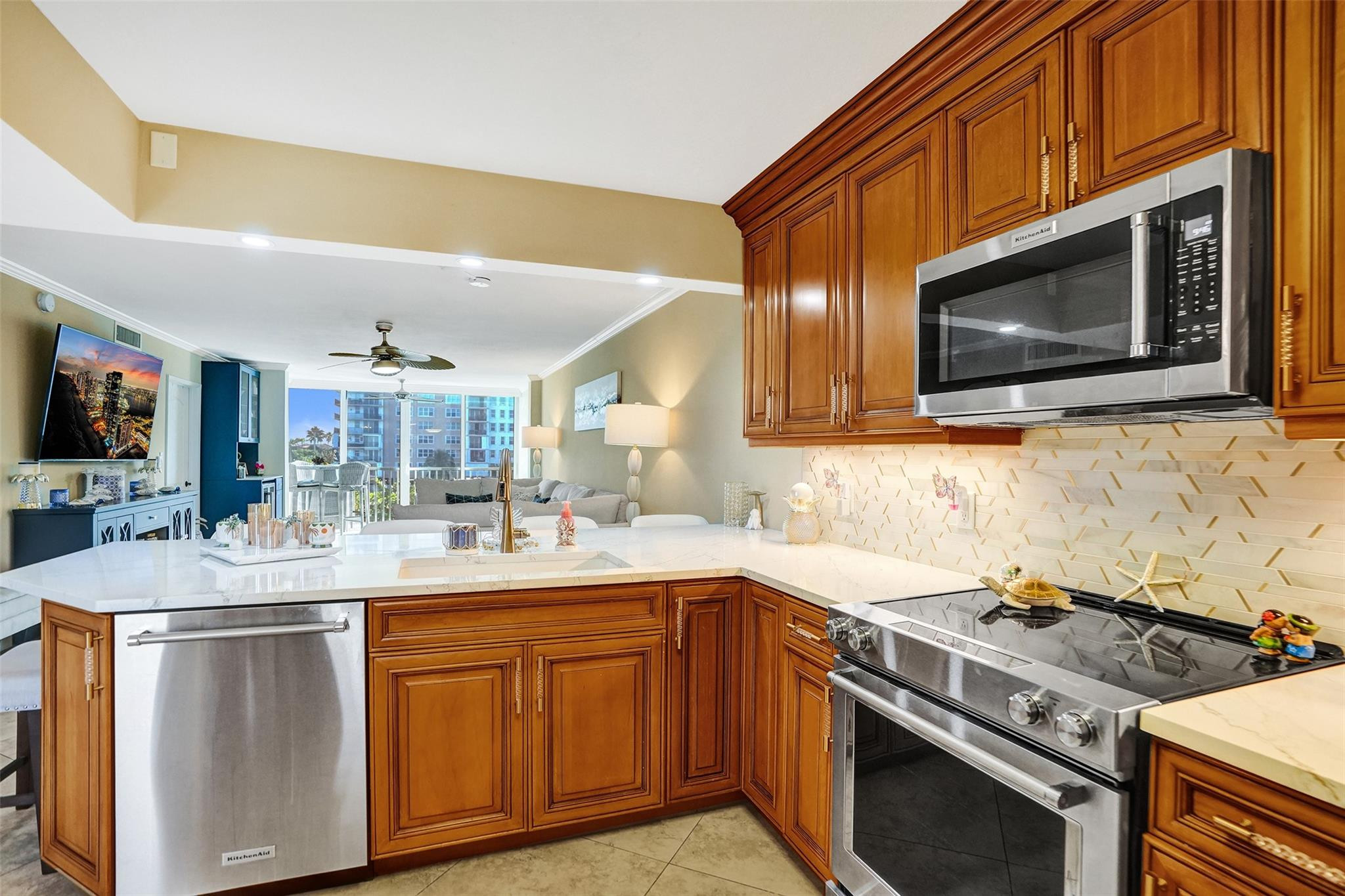 3180 NE 48th #404 Lighthouse Point, FL 33064