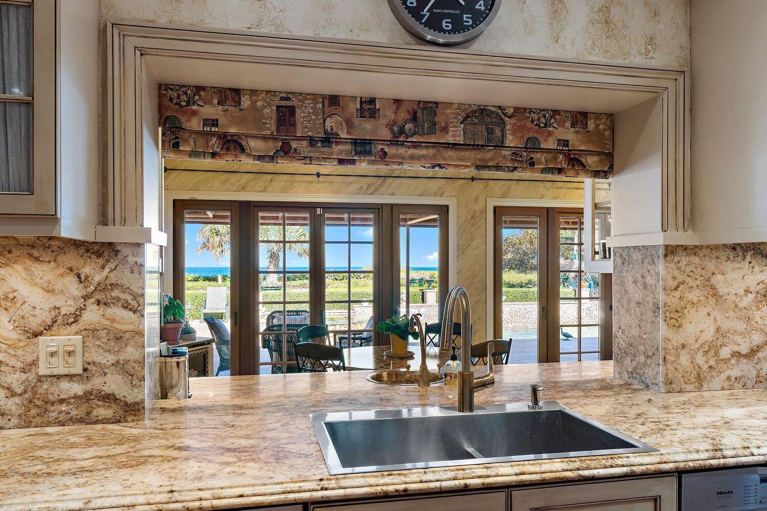 527 S Beach Rd Jupiter Island, FL 33455