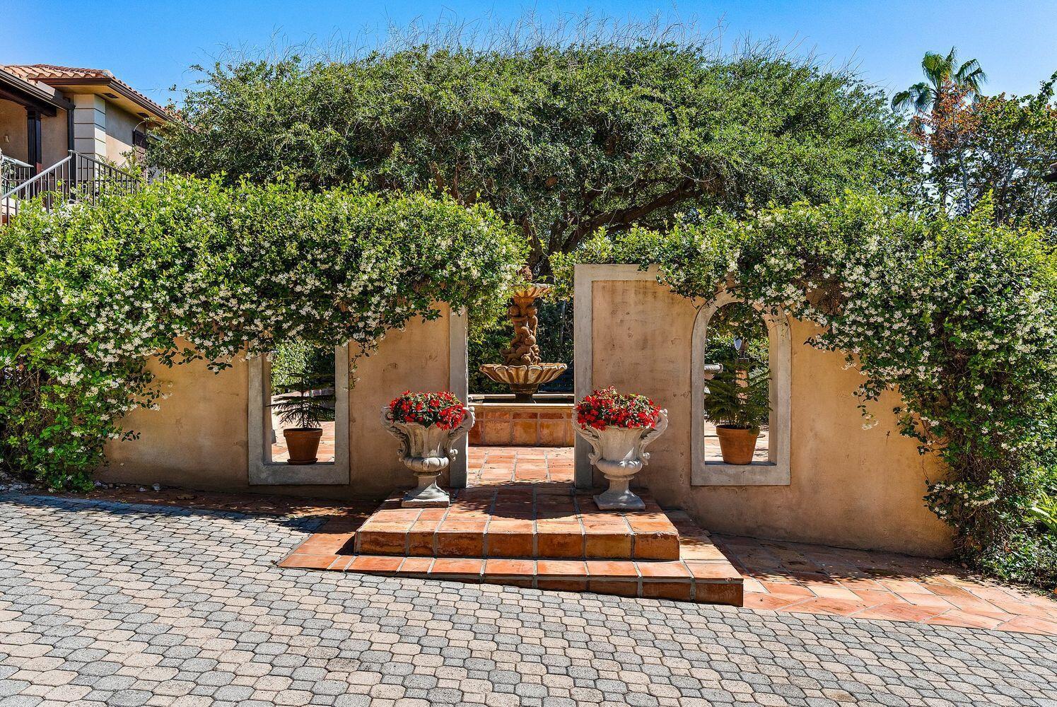 527 S Beach Rd Jupiter Island, FL 33455