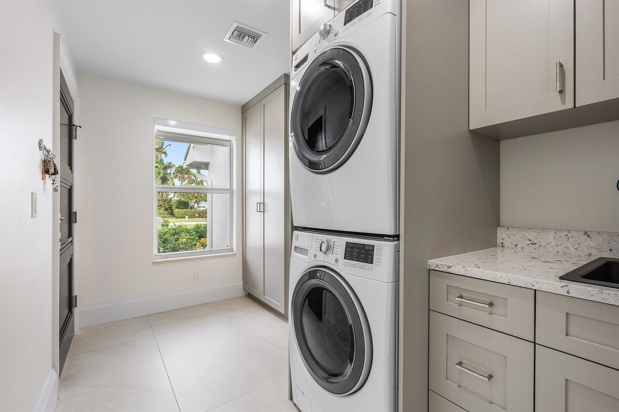 11863 Lake Shr Pl North Palm Beach, FL 33408