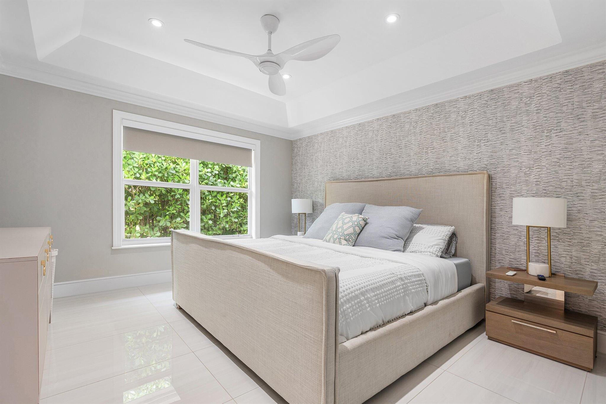 11863 Lake Shr Pl North Palm Beach, FL 33408