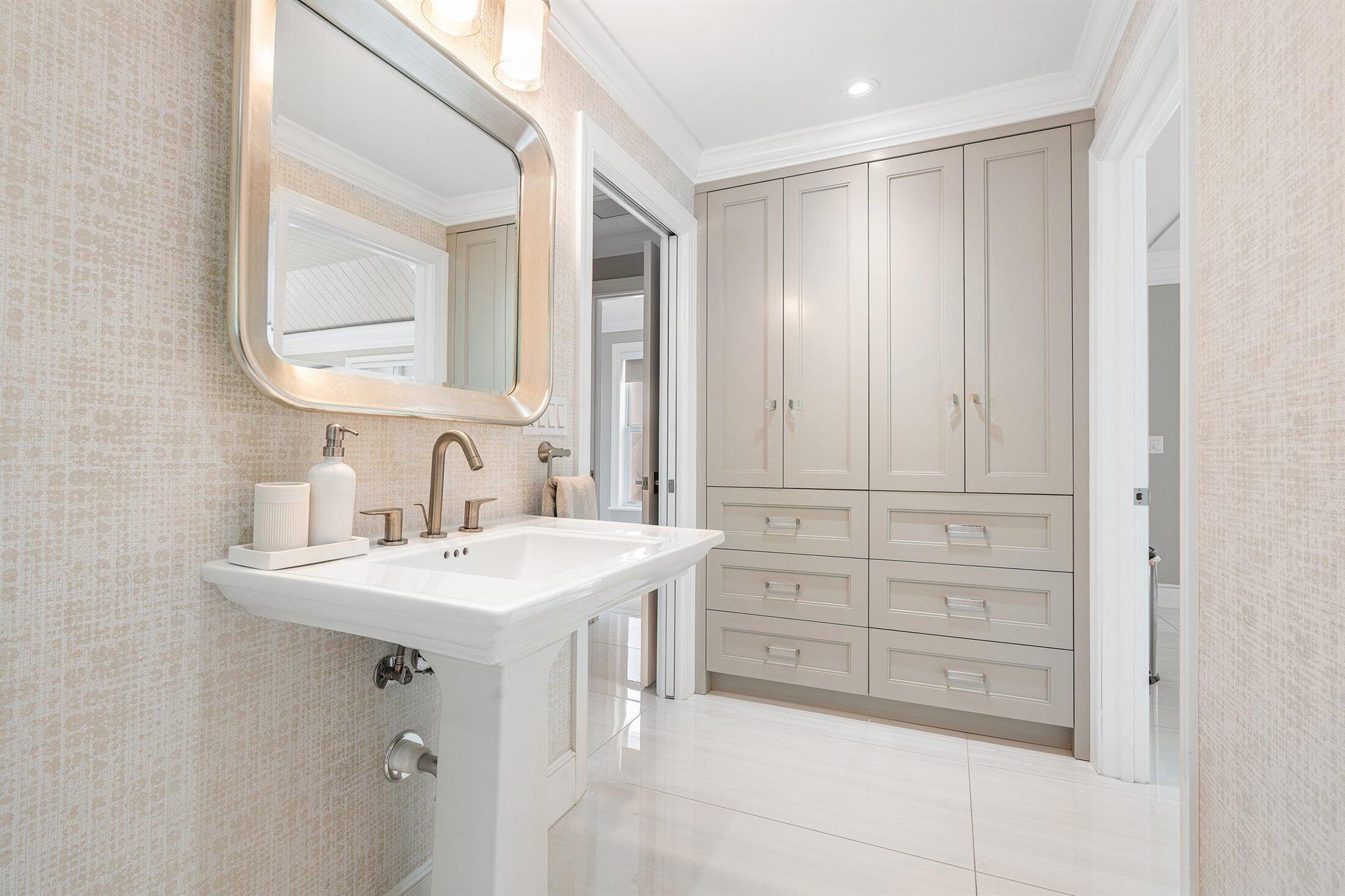 11863 Lake Shr Pl North Palm Beach, FL 33408