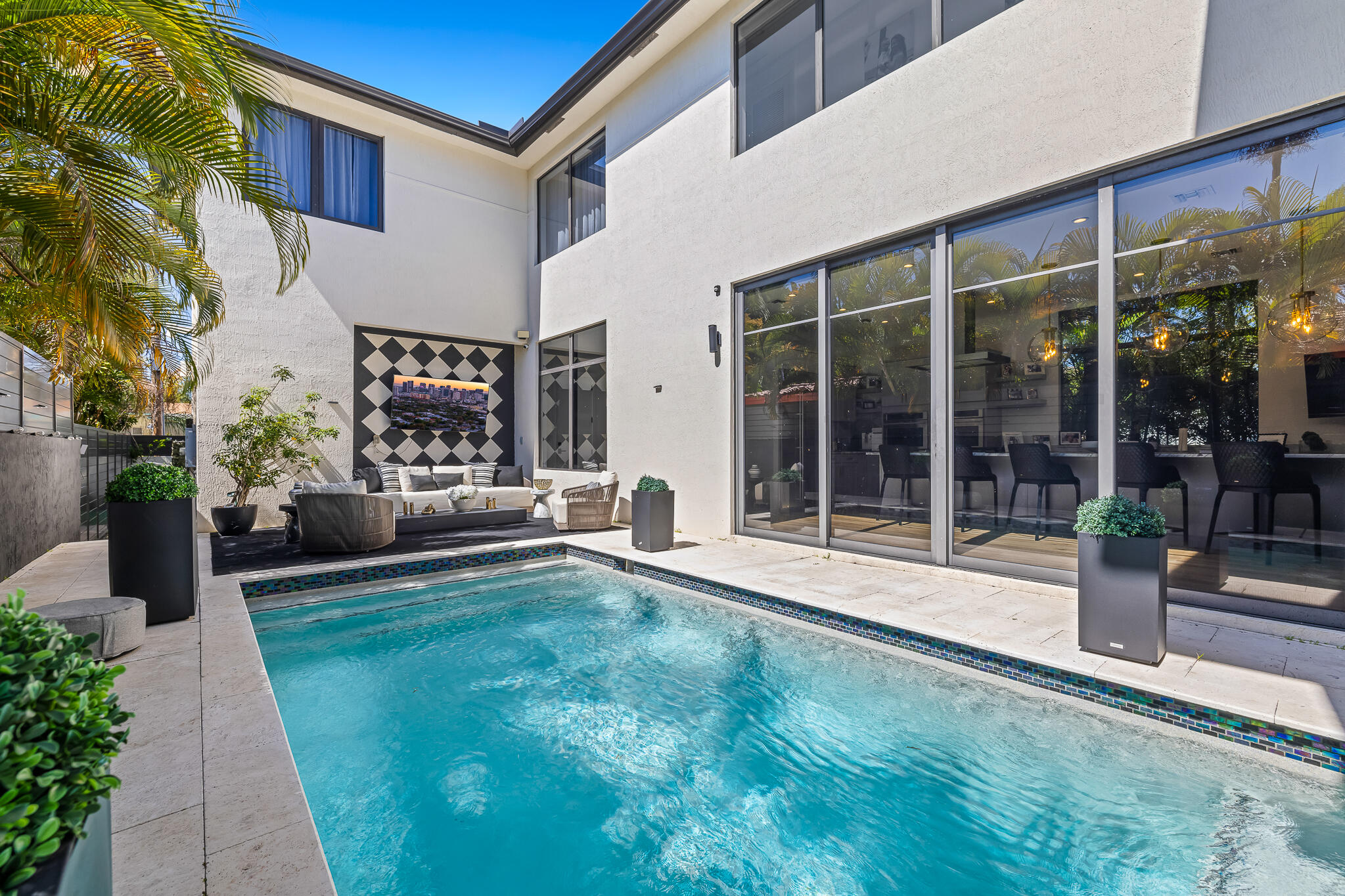 549 NE 10th Fort Lauderdale, FL 33301