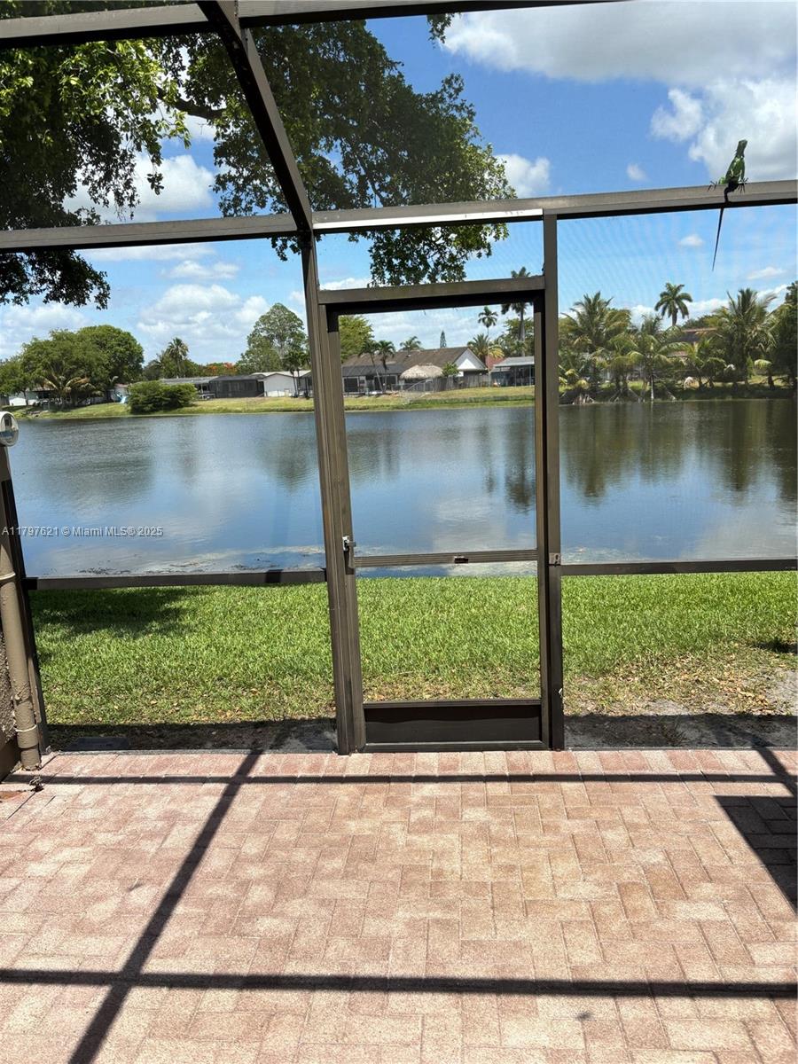11001 N Lakeview Dr #11001,Pembroke Pines, FL 33026