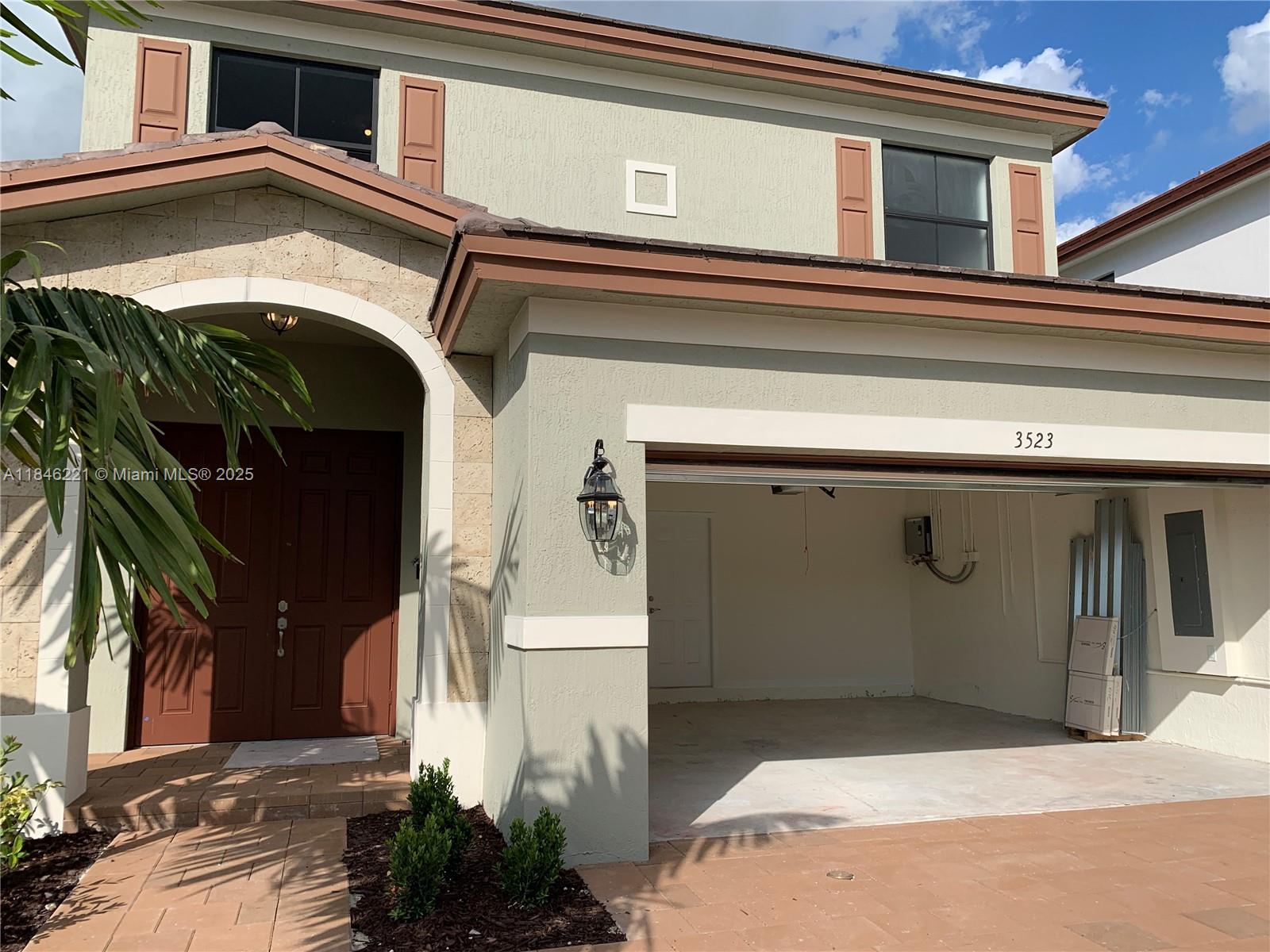 3523 W 105th Pl