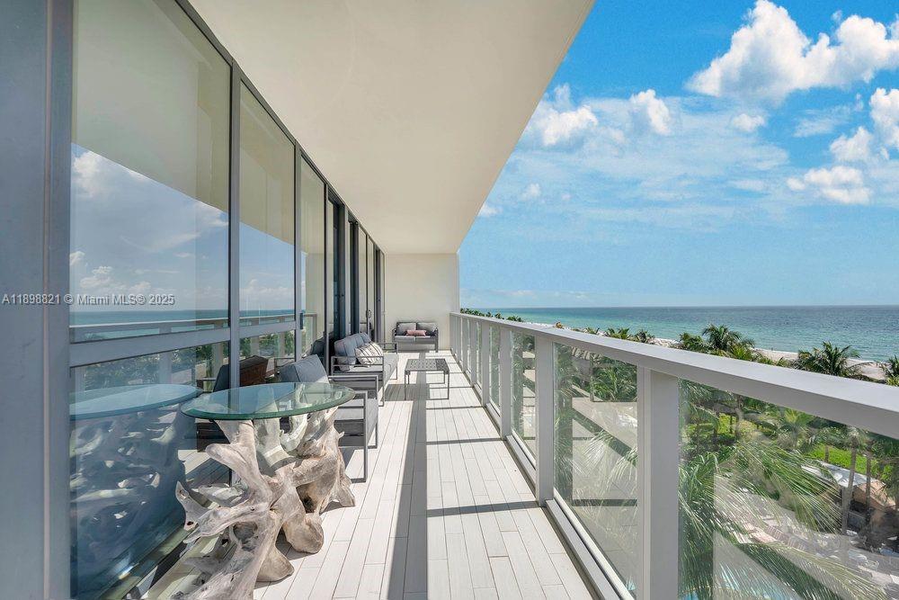 2201 Collins Ave #628