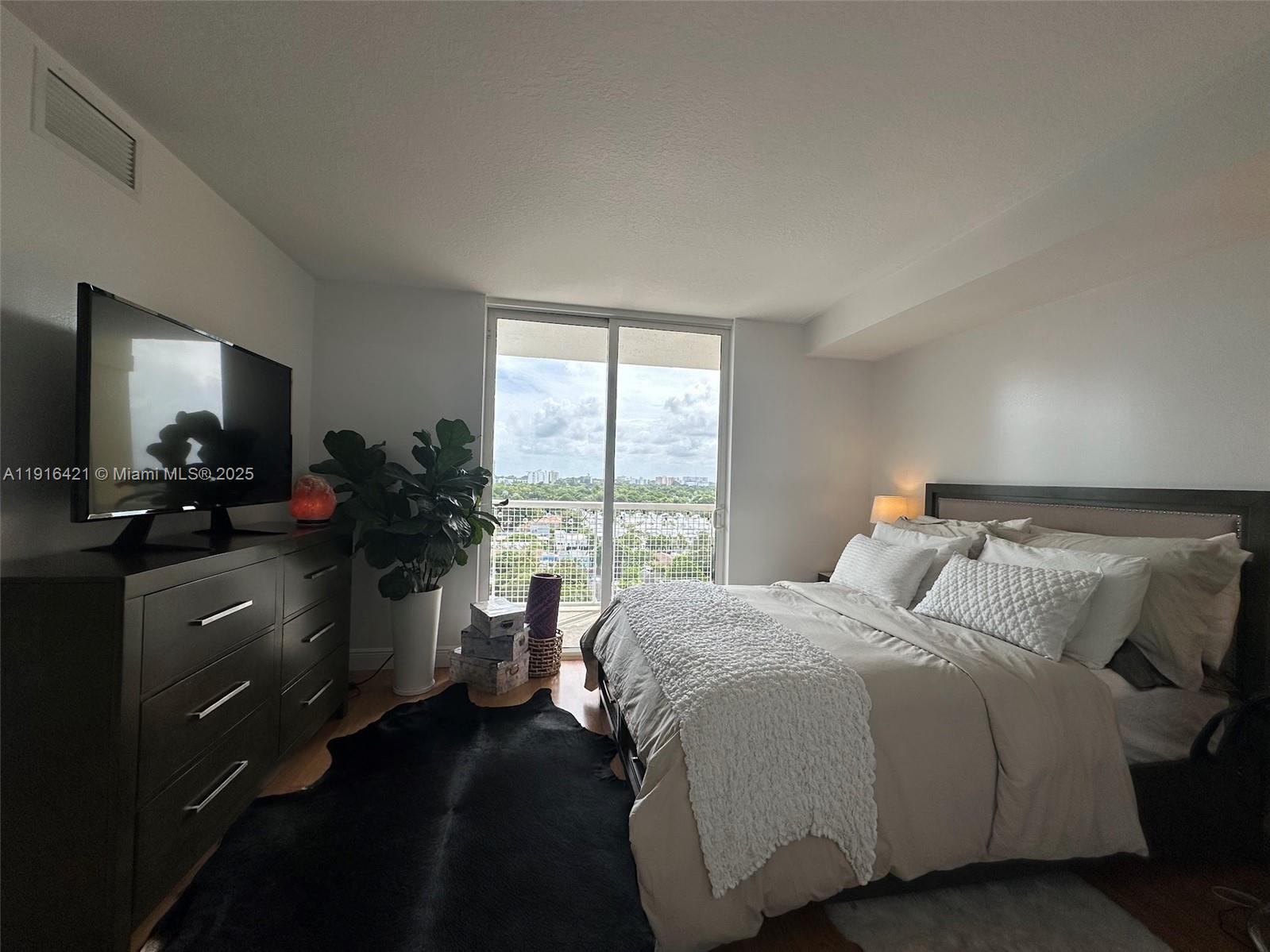 900 SW 8th St #1010 Miami, FL 33130