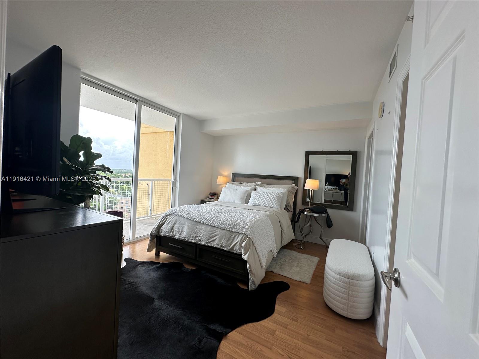 900 SW 8th St #1010 Miami, FL 33130