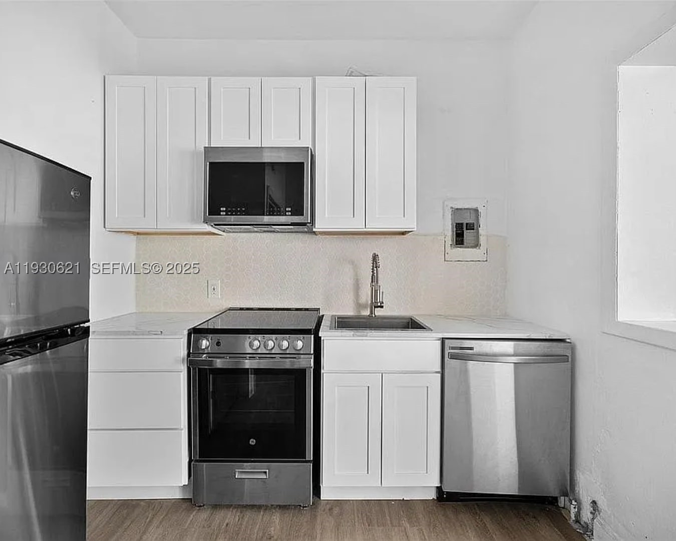2822 Pine Tree Dr Miami Beach, FL 33140