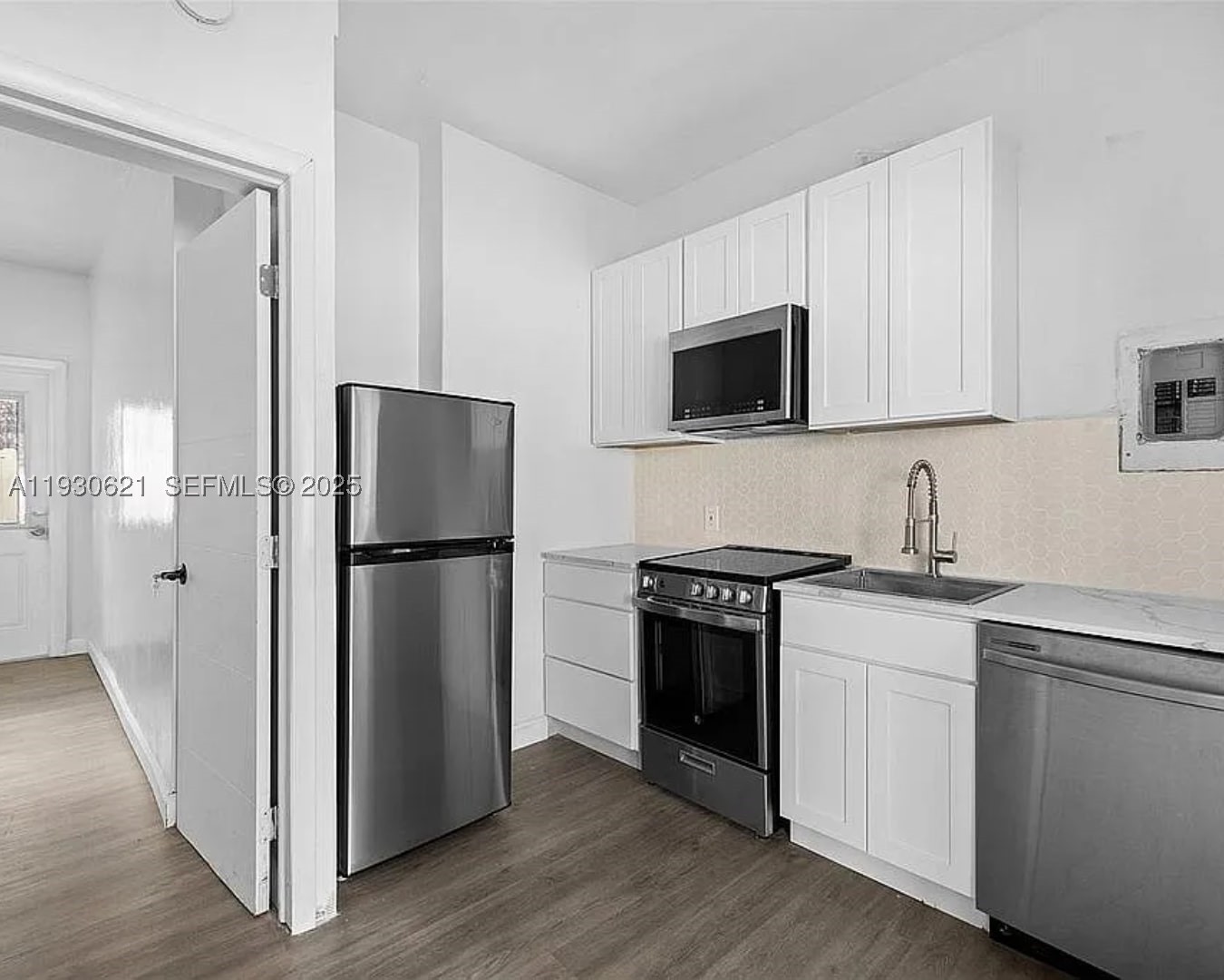 2822 Pine Tree Dr Miami Beach, FL 33140