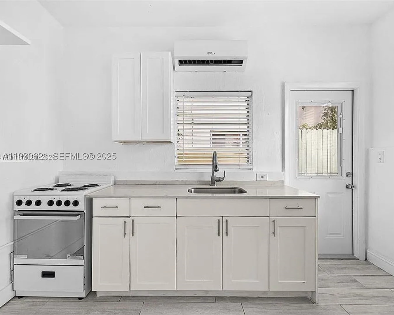 2822 Pine Tree Dr Miami Beach, FL 33140