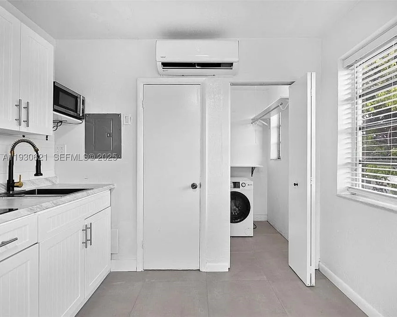 2822 Pine Tree Dr Miami Beach, FL 33140