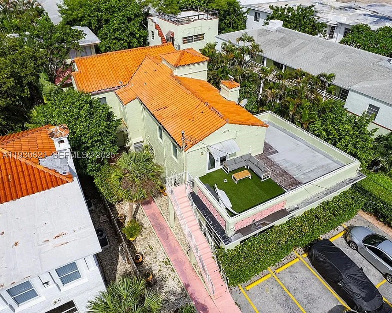 2822 Pine Tree Dr Miami Beach, FL 33140