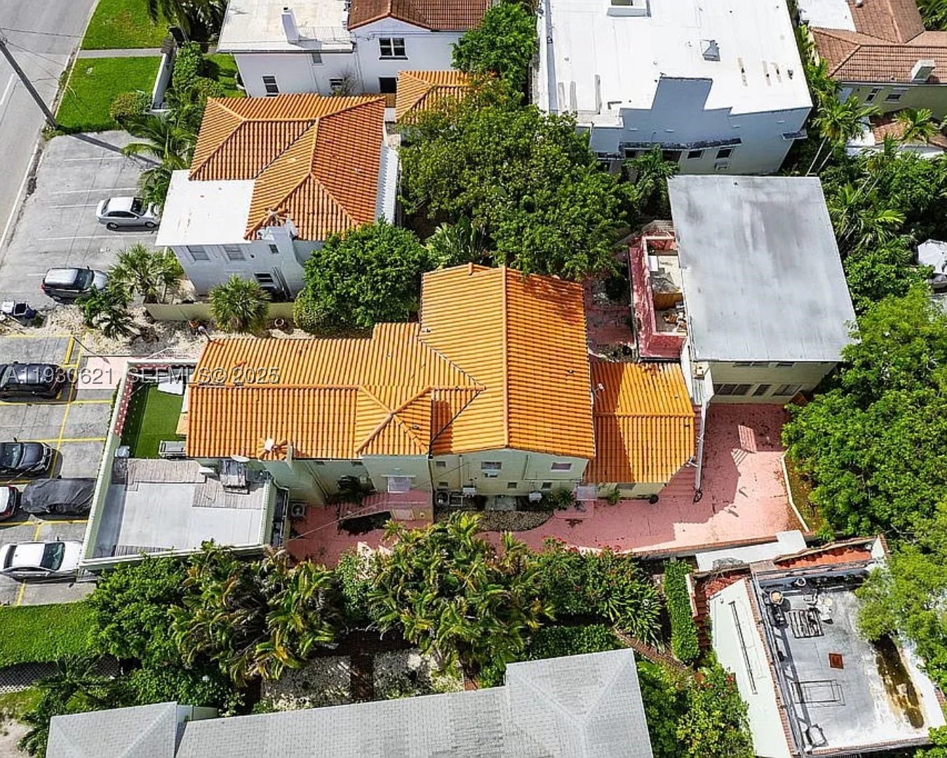 2822 Pine Tree Dr Miami Beach, FL 33140