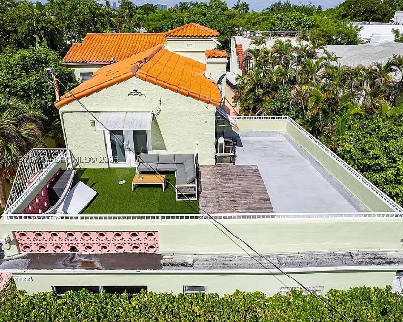 2822 Pine Tree Dr Miami Beach, FL 33140