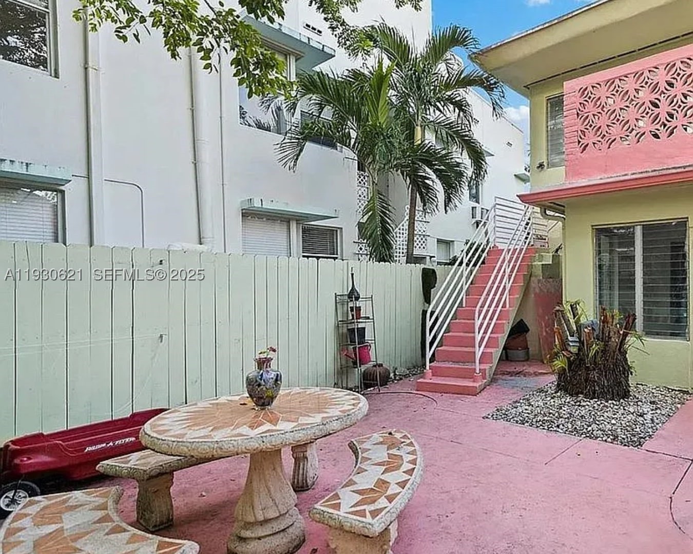 2822 Pine Tree Dr Miami Beach, FL 33140