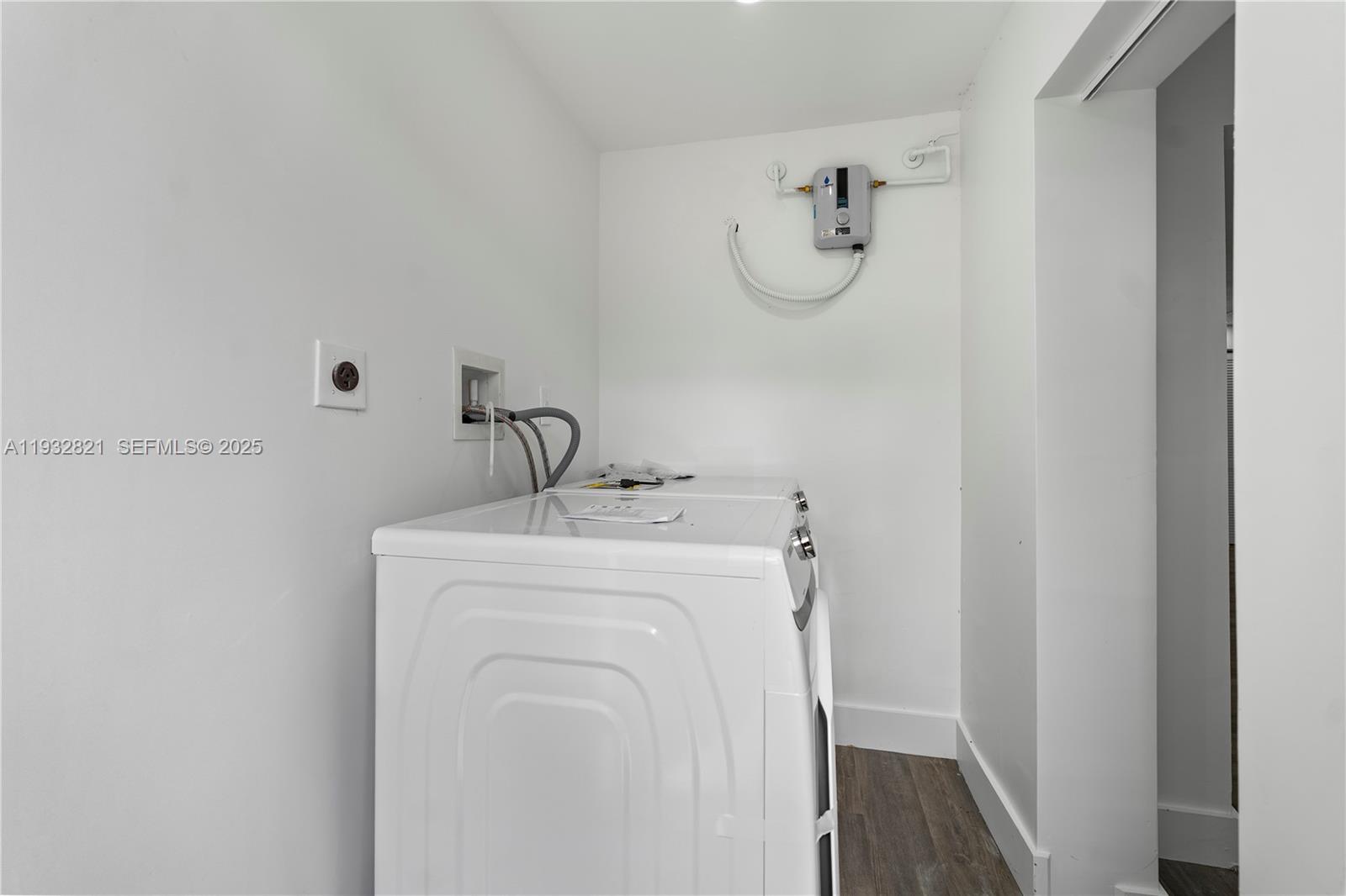 5658 SW 1st St Miami, FL 33134