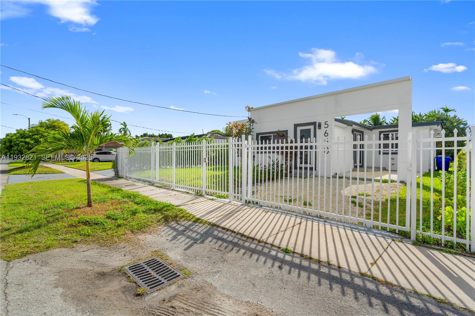 5658 SW 1st St Miami, FL 33134