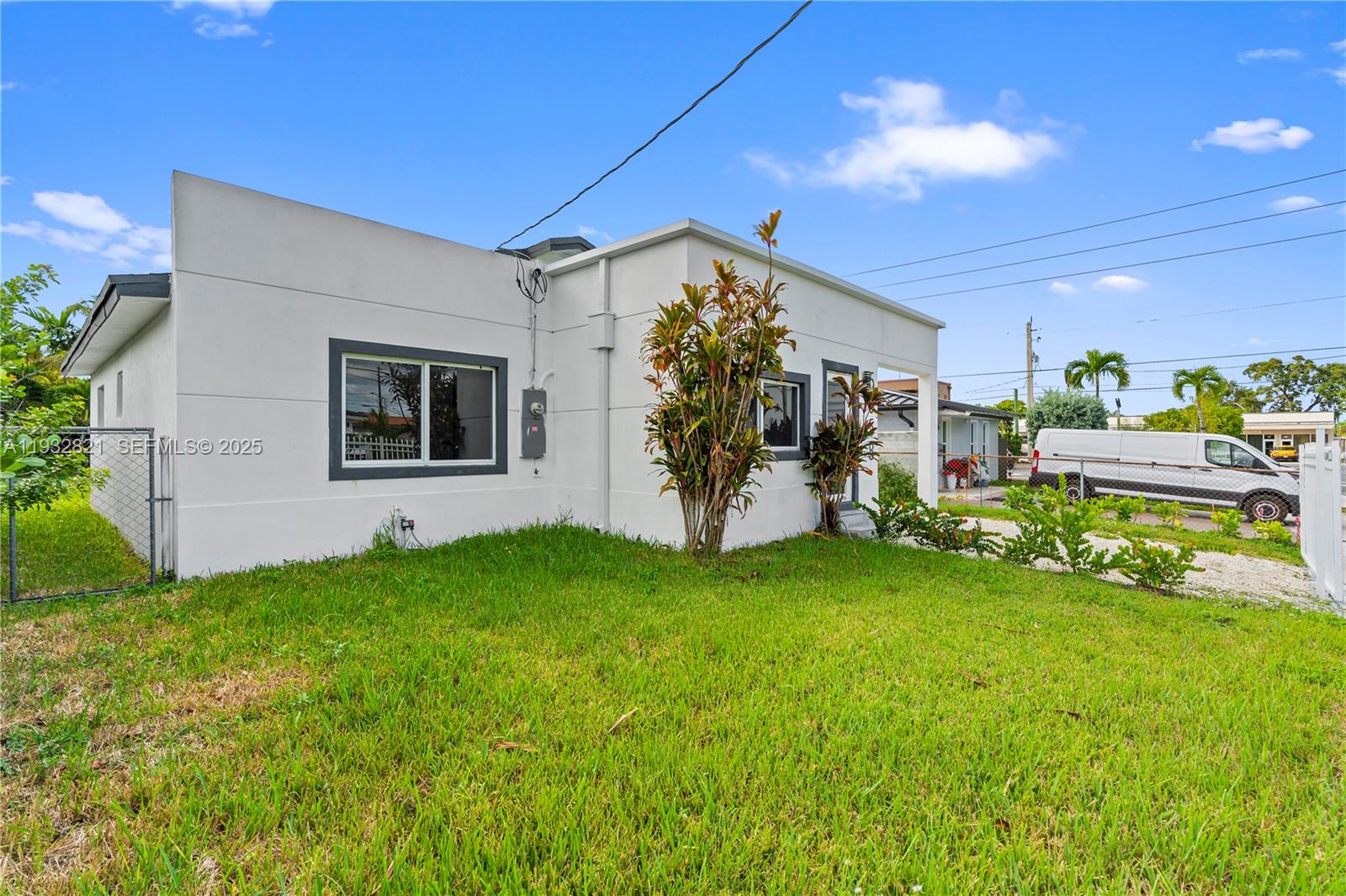 5658 SW 1st St Miami, FL 33134