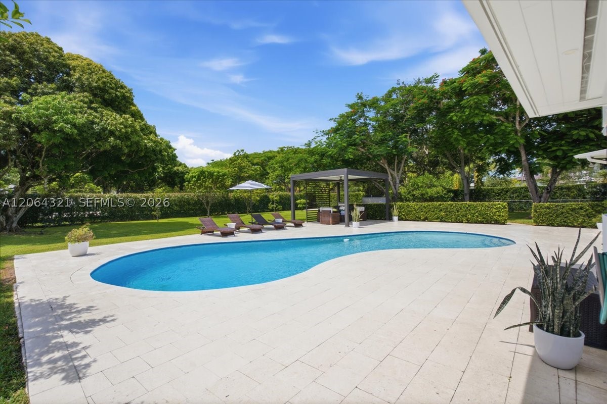 7240 Sunset Dr Miami, FL 33143