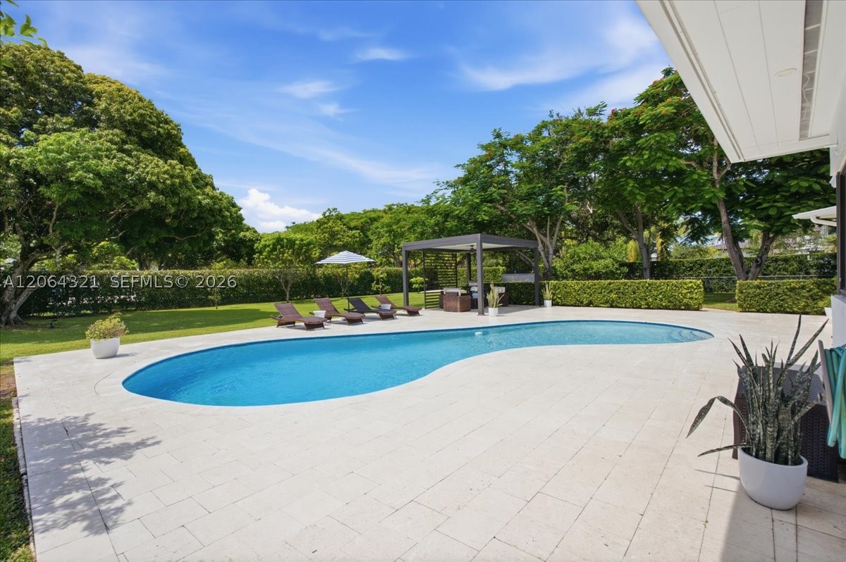 7240 Sunset Dr Miami, FL 33143