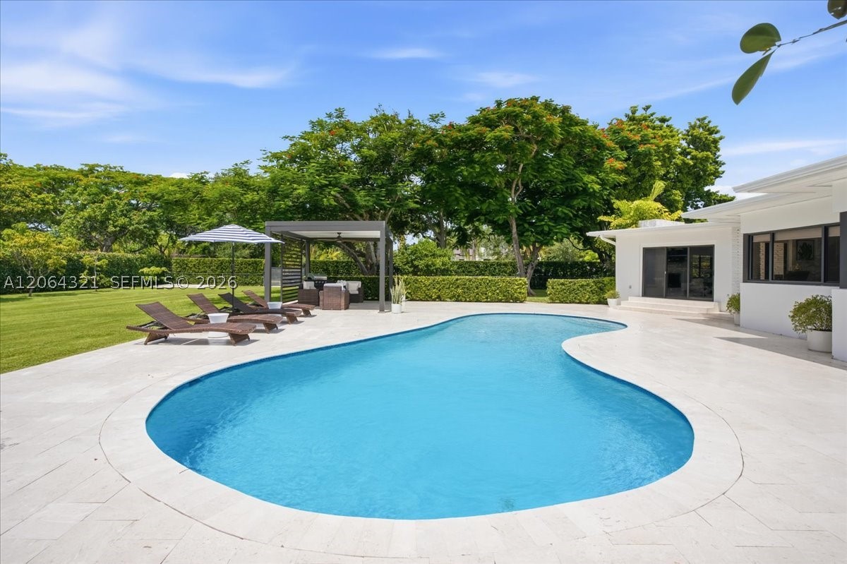 7240 Sunset Dr Miami, FL 33143
