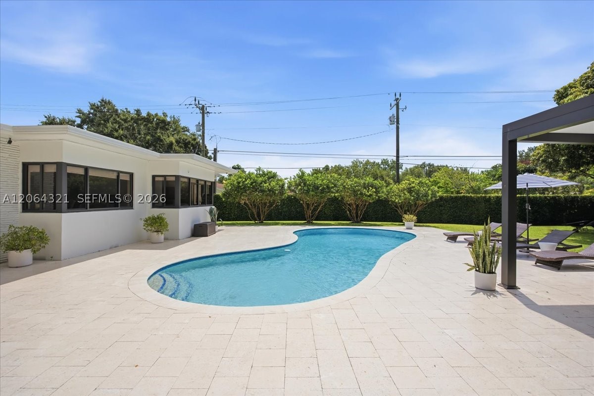 7240 Sunset Dr Miami, FL 33143